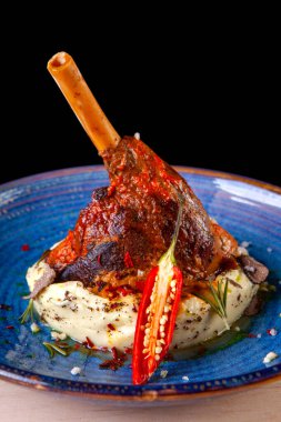 Sebze ve baharatlı et tabağı.