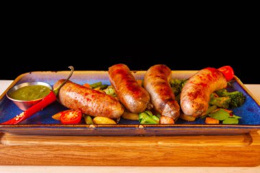 Sebze ve baharatlı et tabağı.