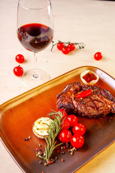 Prato Carne Uma Chapa Com Verduras Temperos — Fotografia de Stock