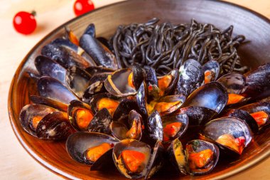 Tabakta domatesli midye çorbası.