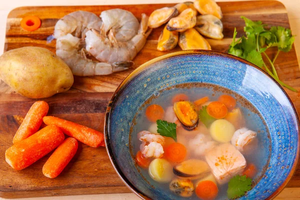 Sup Dalam Piring Dan Bahan Bahan Yang Termasuk Dalamnya Pada — Stok Foto