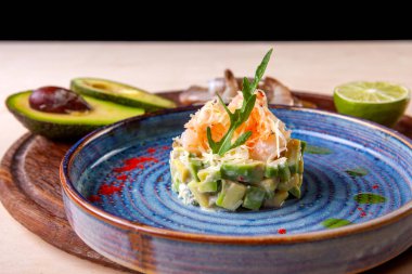 Stüdyodaki masada taze salata.