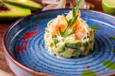 Stüdyodaki masada taze salata.