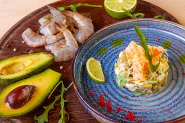 Stüdyodaki masada taze salata.