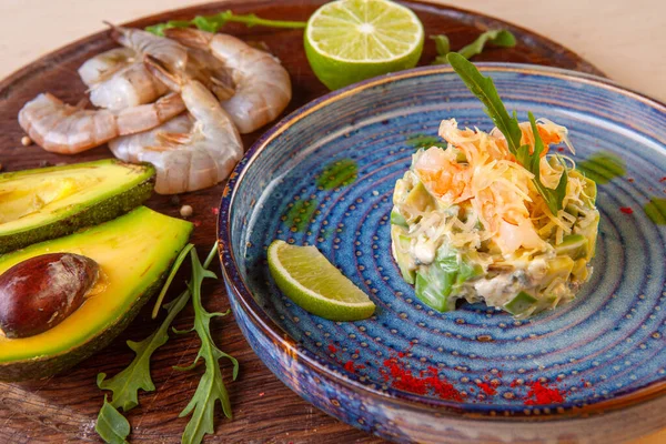 Stüdyodaki masada taze salata.