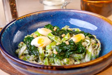 Stüdyoda tahta bir tabakta makarna pişirdim.