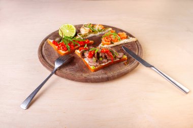 Tabakta restoran yemeği ve içerdiği malzemeler.