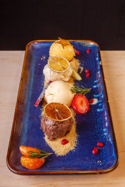 Stüdyoda bir tabakta dondurma.