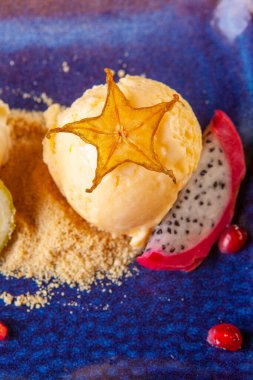 Stüdyoda bir tabakta dondurma.