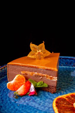 Stüdyoda tabakta pasta şeklinde tatlı.