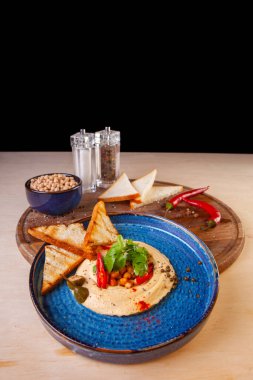 Tabakta restoran yemeği ve içerdiği malzemeler.