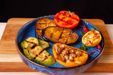 Tabakta restoran yemeği ve içerdiği malzemeler.