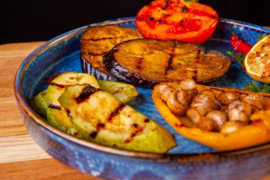 Tabakta restoran yemeği ve içerdiği malzemeler.