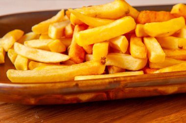 Stüdyoda tabakta altın hamurlu kızarmış patates