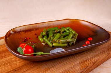 Tabakta restoran yemeği ve içerdiği malzemeler.