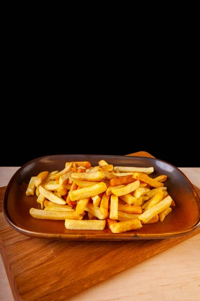 Batatas Fritas Com Uma Crosta Ouro Uma Chapa Estúdio — Fotografia de Stock