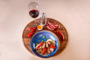 Tabakta restoran yemeği ve içerdiği malzemeler.