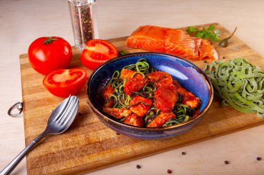 Tabakta restoran yemeği ve içerdiği malzemeler.