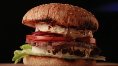 Bitmiş hamburger ocakla ısıtılır.