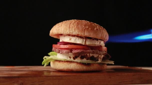 Hamburger Wordt Verwarmd Met Een Brander — Stockvideo