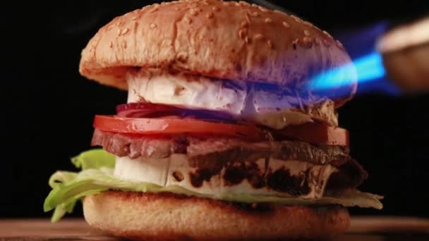 Hamburger Wordt Verwarmd Met Een Brander — Stockvideo