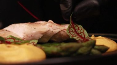 Kuşkonmaz üzerine tavuk filetosu sunumu