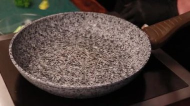 Brokoli kabı yağda kızartılmış.