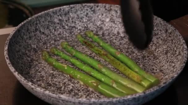 Cook Black Gloves Slices Fried Chicken Fillet Slices — Stock Video