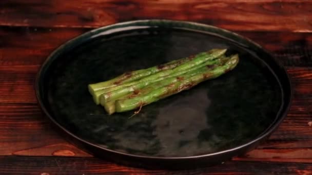 Presentazione Del Filetto Pollo Sugli Asparagi — Video Stock