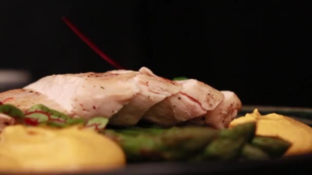 Präsentation Von Hühnerfilet Auf Spargel — Stockvideo