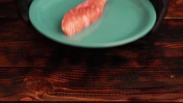 Vařit Černých Rukavicích Pomazánky Talíři Rybí Brokolice Chřest Špenát — Stock video