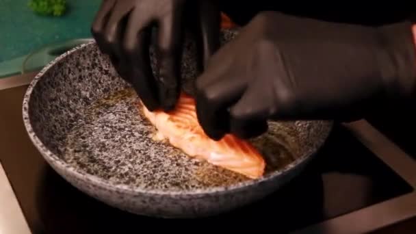 红鱼片在油锅中油炸 — 图库视频影像