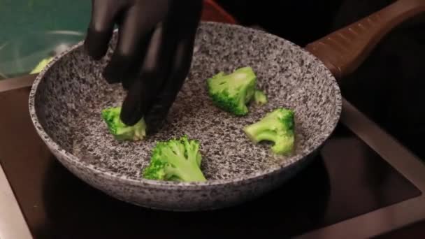 Broccoli Bloeiwijzen Gebakken Een Pan Olie — Stockvideo