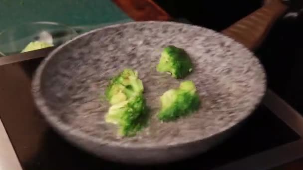 ブロッコリーの花序を油でフライパンで揚げた — ストック動画