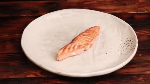 Koken Zwarte Handschoenen Spreidt Zich Uit Een Bord Vis Broccoli — Stockvideo