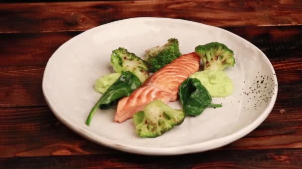 Koken Zwarte Handschoenen Spreidt Zich Uit Een Bord Vis Broccoli — Stockvideo