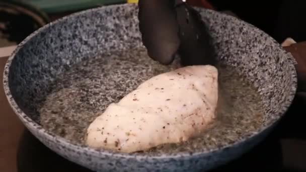 鸡片在油锅中油炸 — 图库视频影像
