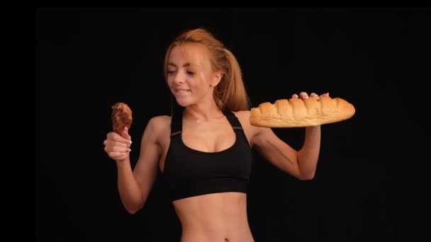 Γυναίκα Αθλητής Κρατά Μαγειρεμένο Κρέας Κοτόπουλου Στο Ένα Χέρι Στο — Αρχείο Βίντεο