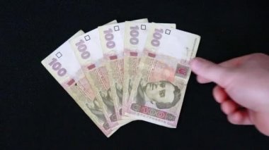 Siyah arkaplanda bir deste banknot