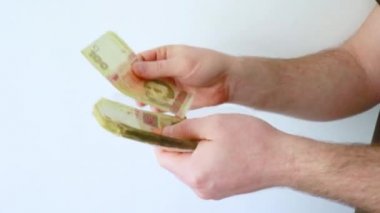 Siyah arkaplanda bir deste banknot