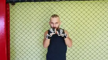 Erkek kickboksör spor salonuna gider.