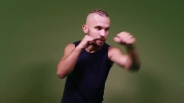 Erkek kickboksör spor salonuna gider.