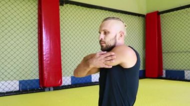 Erkek kickboksör spor salonuna gider.