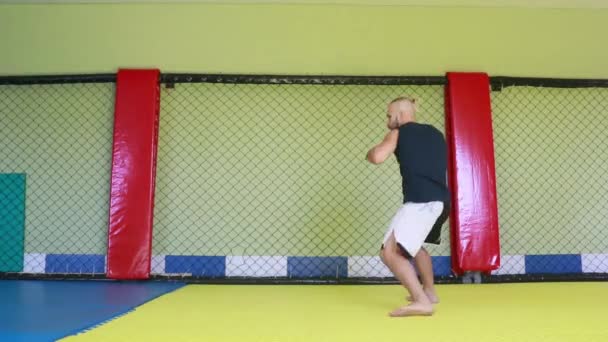 Kickboxer Masculin Dans Sport Dans Salle Gym — Video