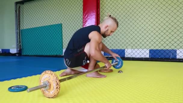 Masculino Kickboxer Entra Para Esportes Ginásio — Vídeo de Stock