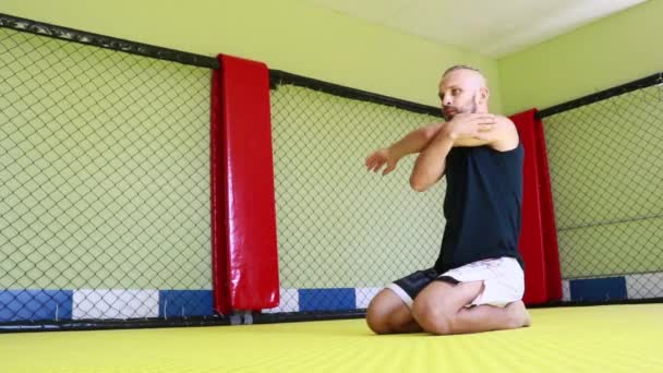 Masculino Kickboxer Entra Para Esportes Ginásio — Vídeo de Stock