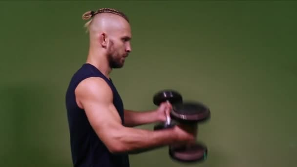 Man Kickboxer Går För Sport Gymmet — Stockvideo