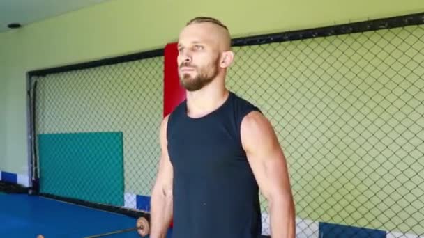 Férfi Kickboxer Megy Sport Edzőteremben — Stock videók