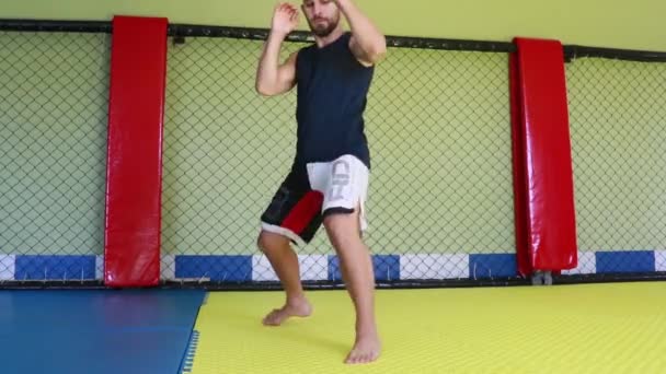 Masculino Kickboxer Entra Para Esportes Ginásio — Vídeo de Stock