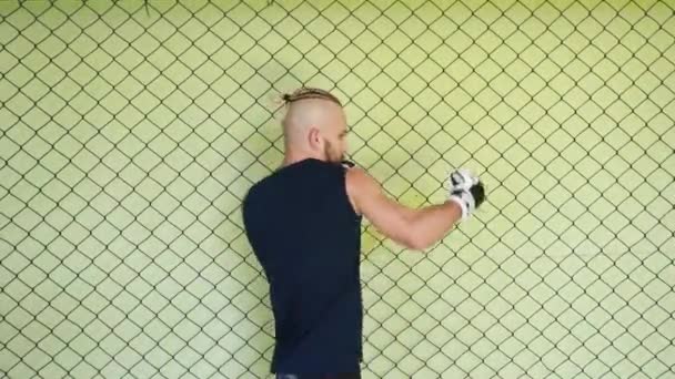 Erkek Kickboksör Spor Salonuna Gider — Stok video